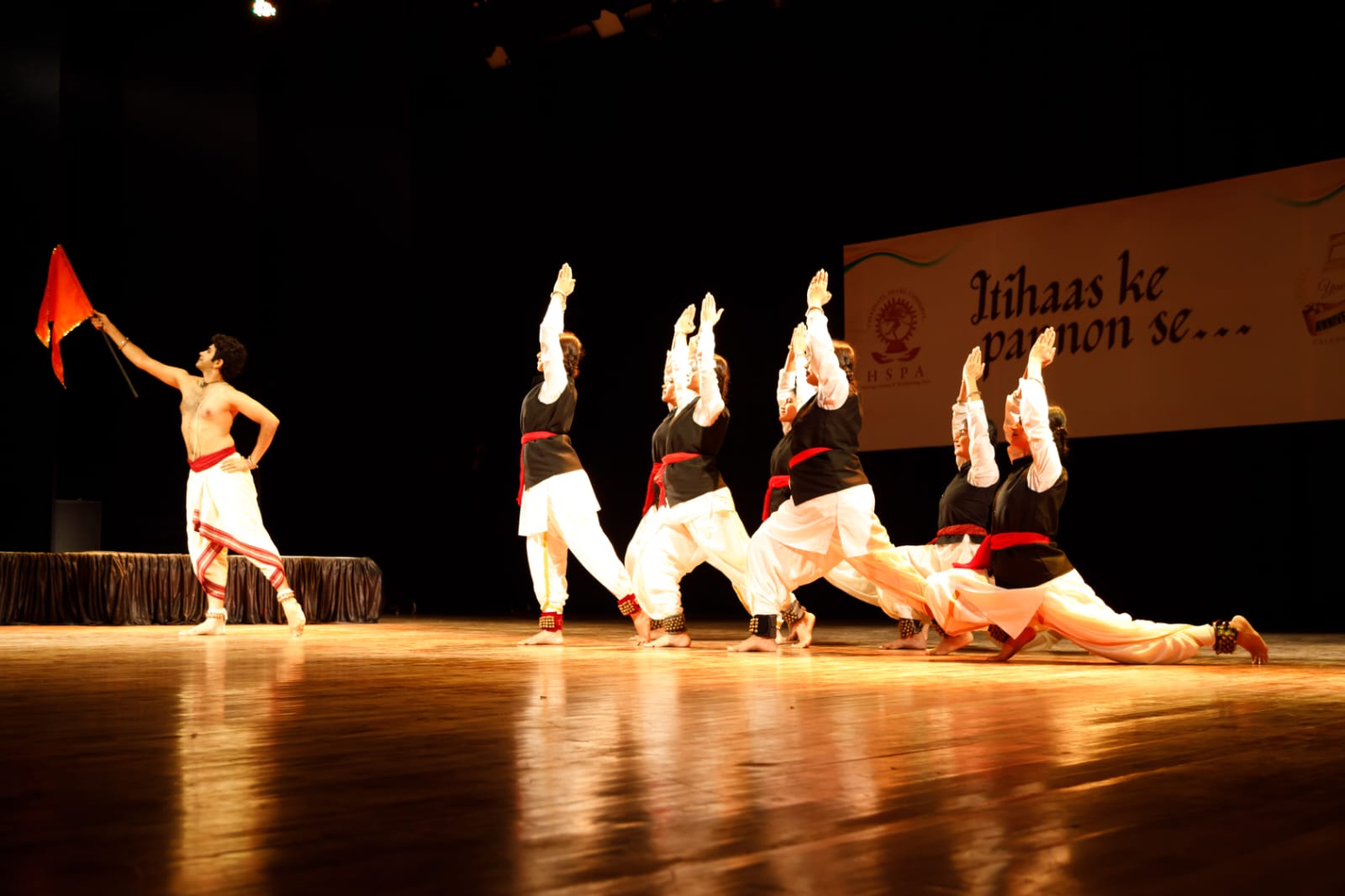 Itihaas Ke Pannon Se stage performance