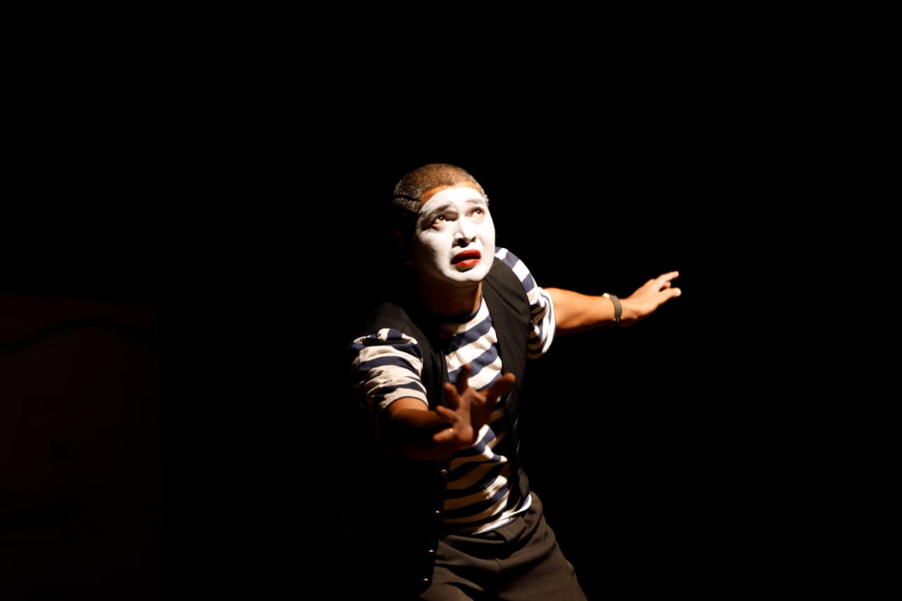 Mime artist on stage